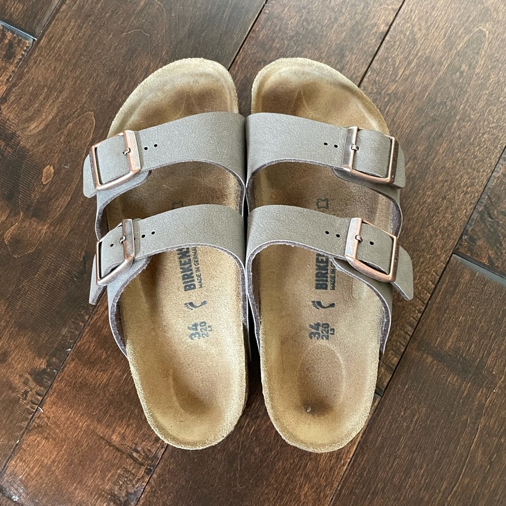 Size 34 Birkenstock’s. Light brown, hardly worn!!
